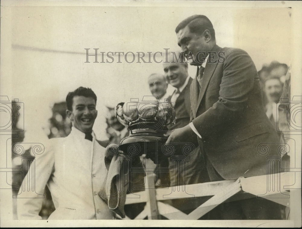 1929 Press Photo Joen Can Ryn wins trophy from Portes Gil in singles tennis - Historic Images