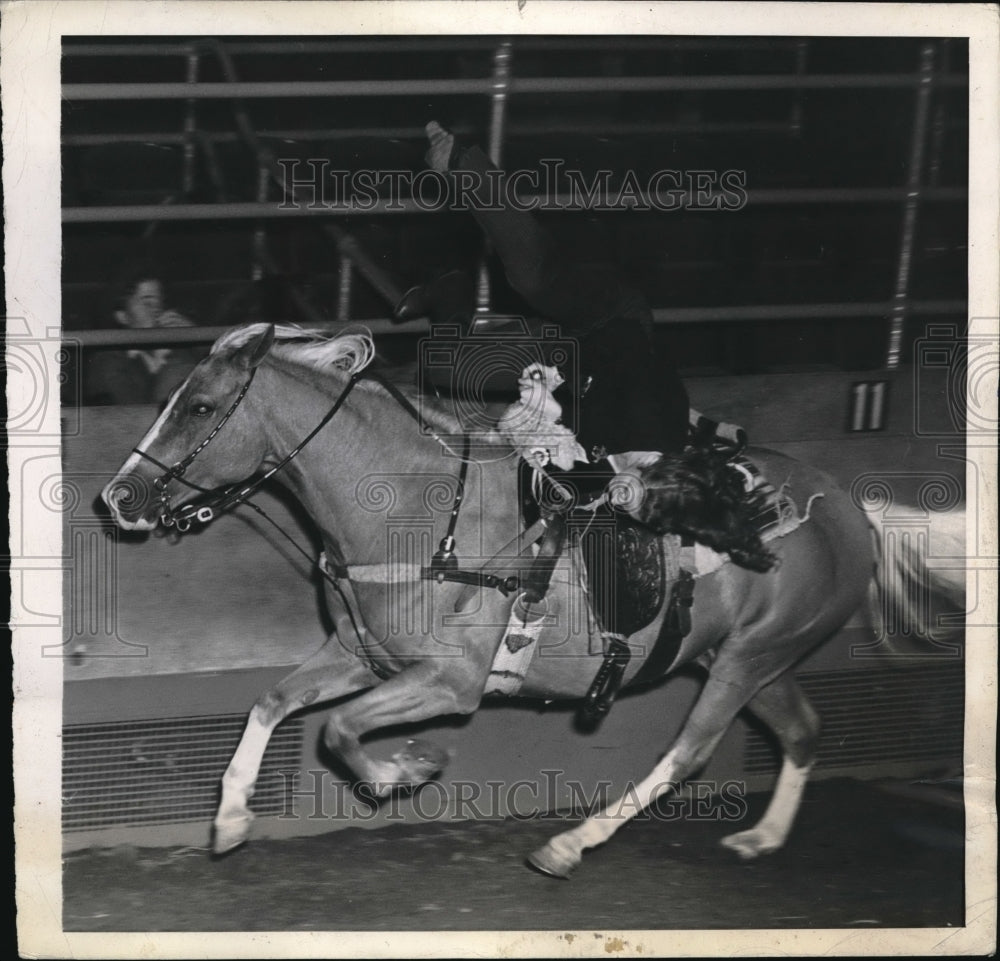 1944 Press Photo NYC Nancy Bragg stunt rider at Madison Square Garden - Historic Images