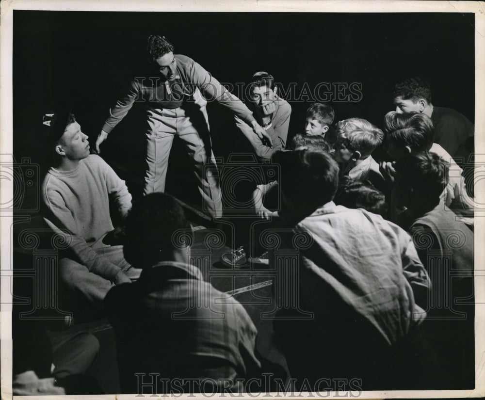 1951 Press Photo Gil McDougald &amp; Prexy Rizzuto at baseball academy - nes22029 - Historic Images