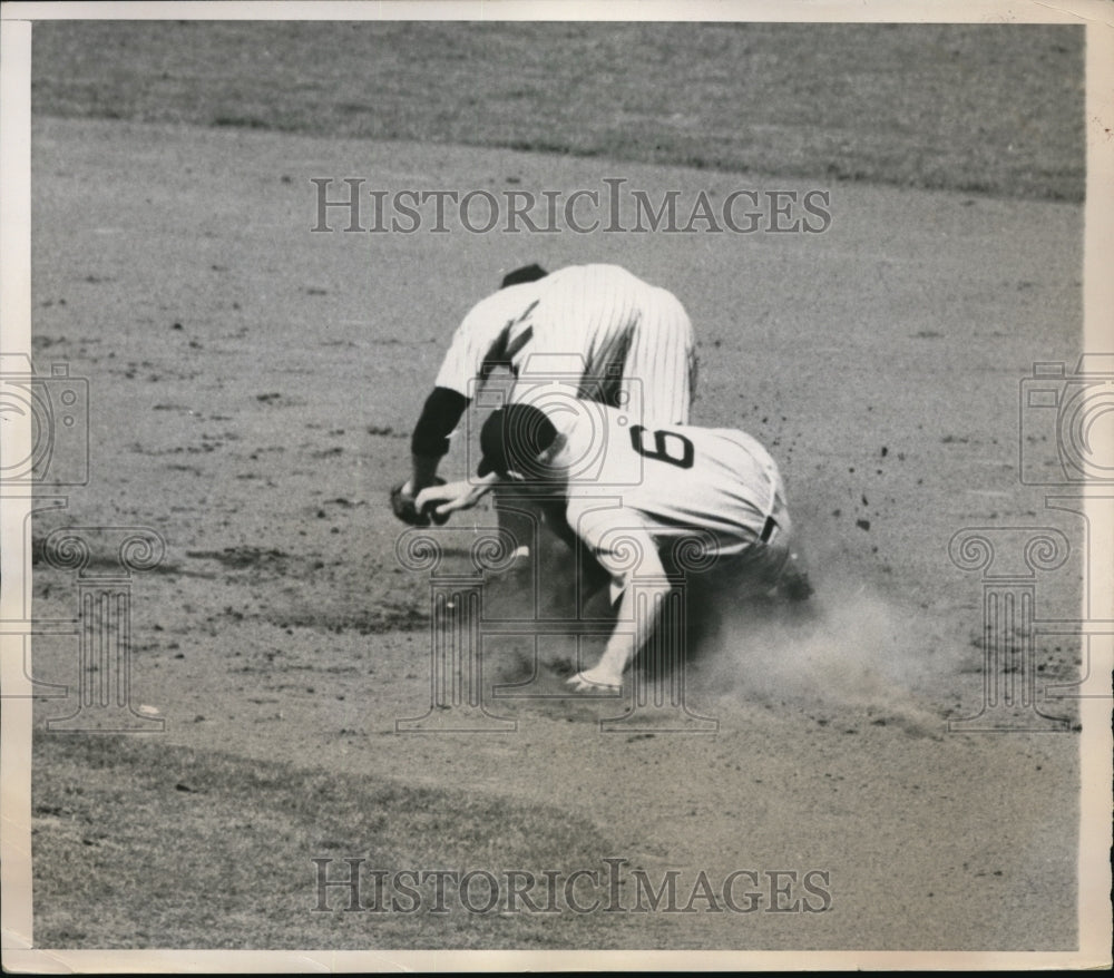 1940 Press Photo NYC Indians Raymond Mack out at 2nd vs Joe Gordon of Yankees - Historic Images