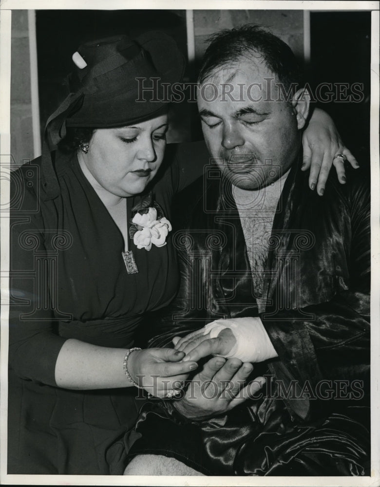 1941 Press Photo Wash DC Mrs Tony Galento &amp; boxer hubby Tony injured hand - Historic Images