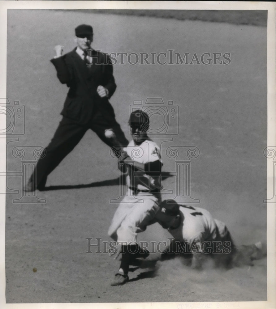 1951 Press Photo Cleveland Ohio Ump Bill McKinley calls Yankee Gene Woodling out - Historic Images