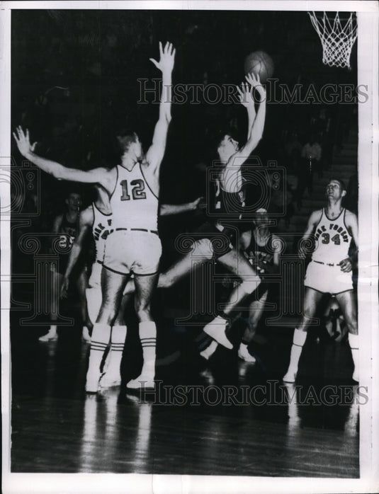 1959 Press Photo Winston Salem NC Ray Zawadzki of Dayton vs Wake Forest D Budd - Historic Images