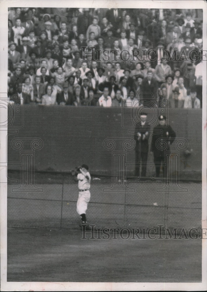 1952 Press Photo Baseballs Fridley catches a line drive in 5th inning - Historic Images