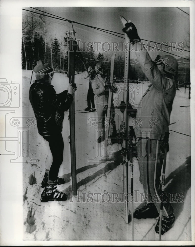 1971 Press Photo Kingfield Me Wold Cup skiing coach Hans P Mueller, JD Daetwyler - Historic Images