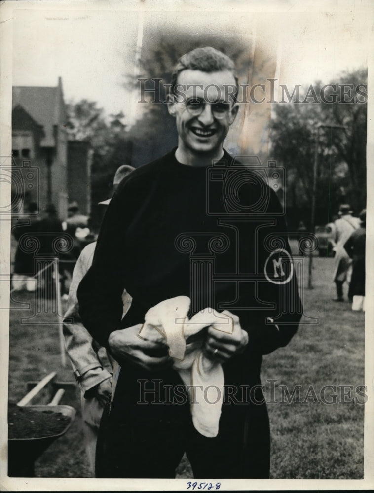 1937 Press Photo Robert D Osgood Univ of Mich track 14 second 120 yard dash - Historic Images