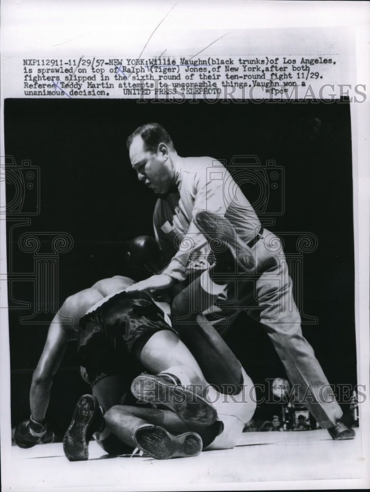 1957 Press Photo NYC Willie Vaughn vs Ralph Tiger Jones, ref Ted Martin - Historic Images