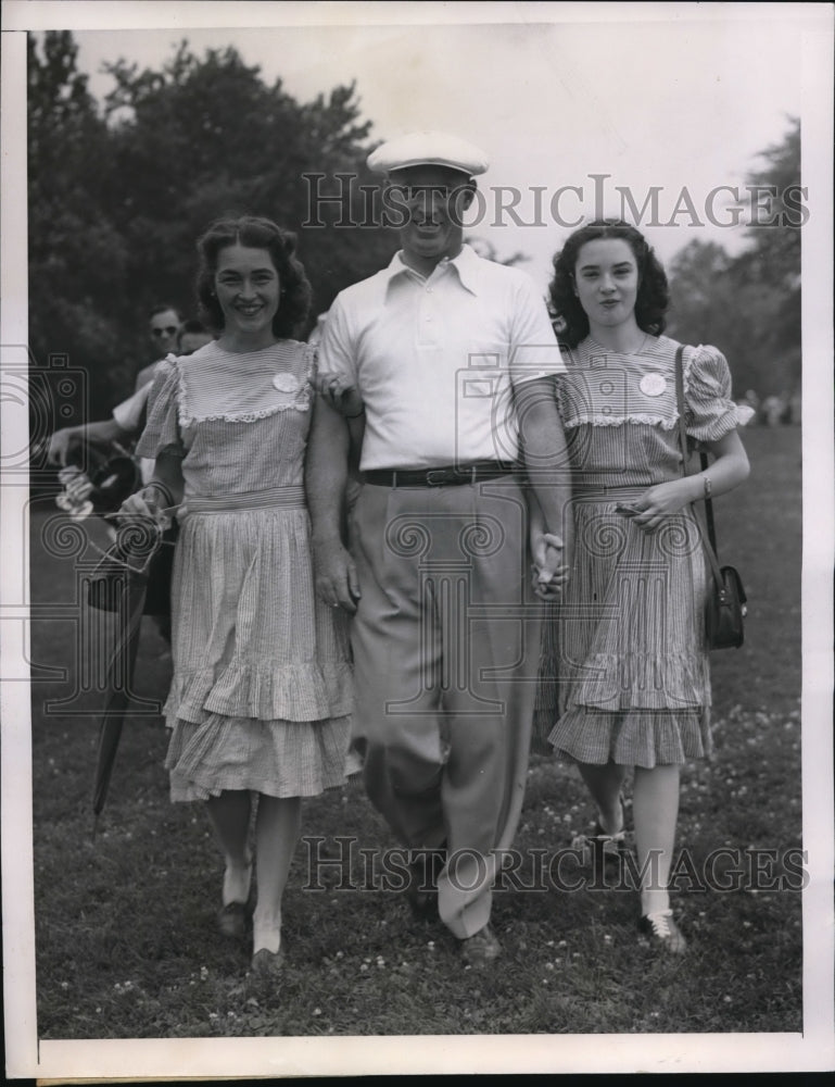 1947 Press Photo St Louis Mo Denny Shute with wife &amp; daughter Nancy at US Open - Historic Images