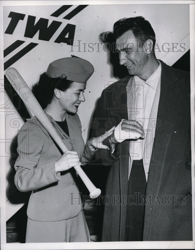 1953 Press Photo Hank Sauer Chicago Cubs &amp; TWA hostess Helen Ringer - nes22724 - Historic Images