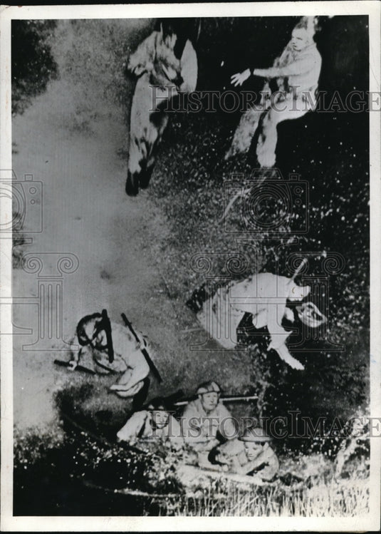 1942 Press Photo Soldiers in New South Wales have boat blown up on them - Historic Images