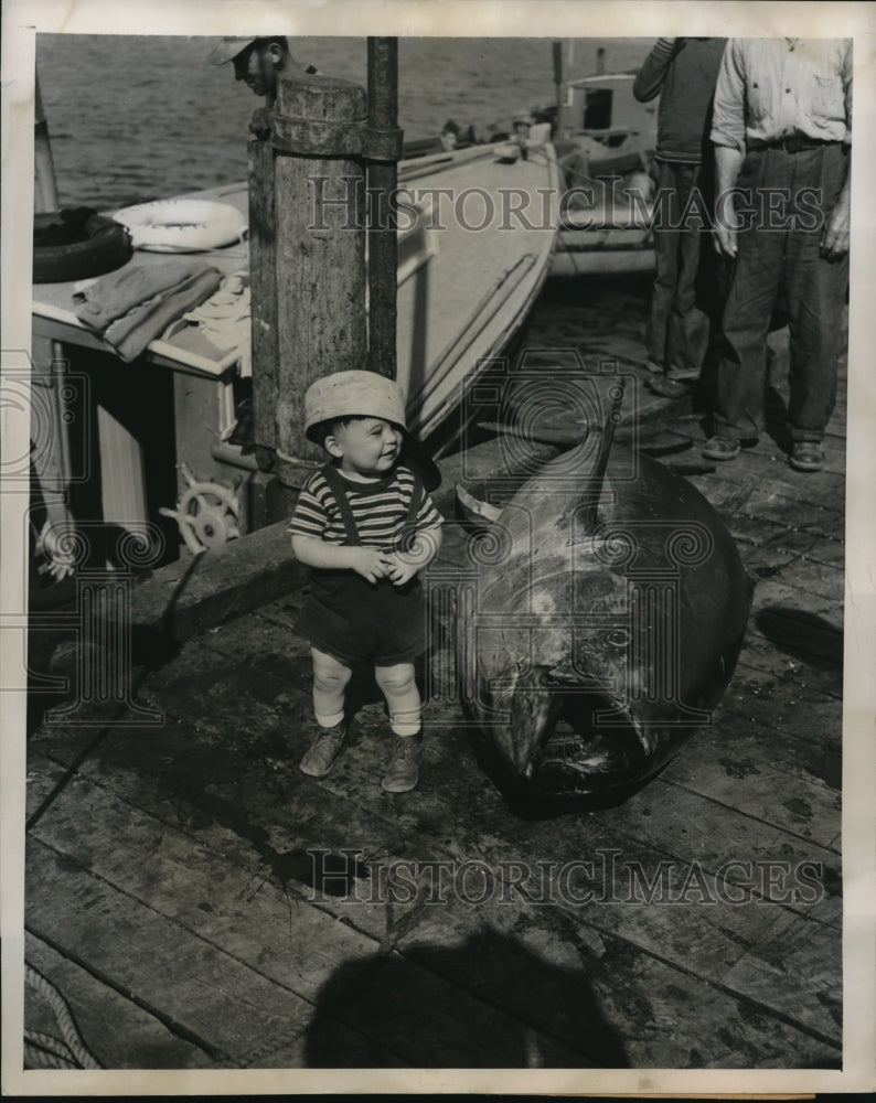 1949 Press Photo Blair Boudreau age 15 mnts &amp; a tuna of 615 lbs in Nova Scotia - Historic Images