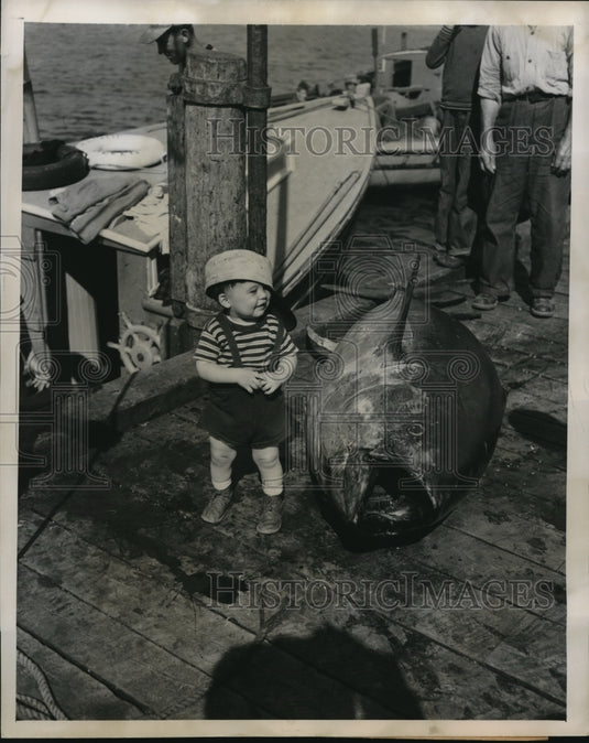 1949 Press Photo Blair Boudreau age 15 mnts & a tuna of 615 lbs in Nova Scotia - Historic Images