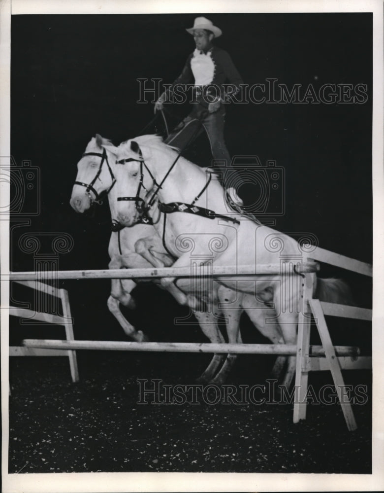 1946 Press Photo Roy Ramsey &amp; his Flying Cloud horses in Rodeo in NYC - Historic Images