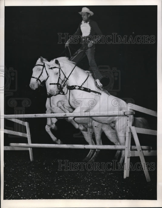 1946 Press Photo Roy Ramsey & his Flying Cloud horses in Rodeo in NYC - Historic Images