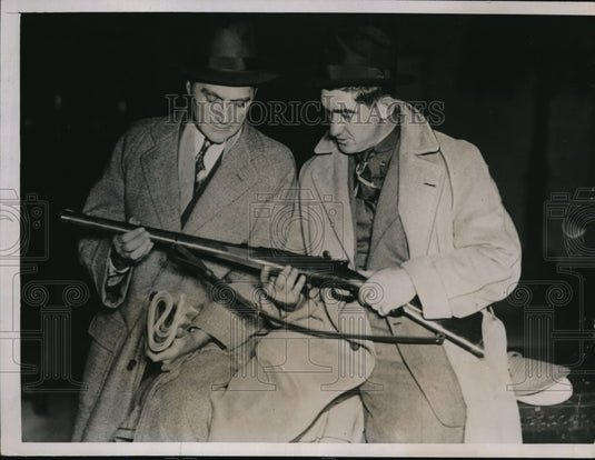 1935 Press Photo Mickey Cochrane mgr of Tigers & Sen Gerald P Nye ND with gun - Historic Images