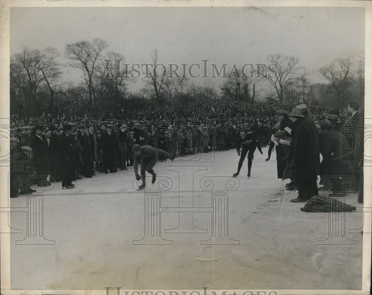 1927 Press Photo Eddie Searle wines mile at Silver Skates Derby - nes23201 - Historic Images