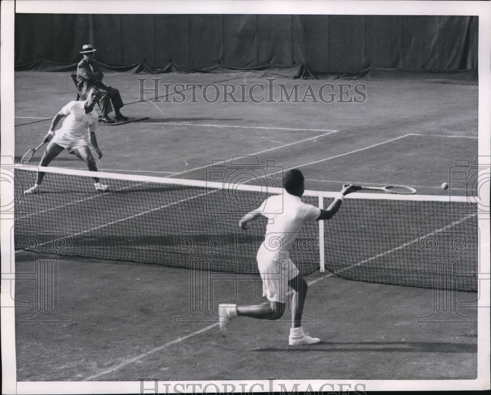 1953 Press Photo Forest Hills NY Rex Hartwig vs Billy Talbert US Tennis - Historic Images