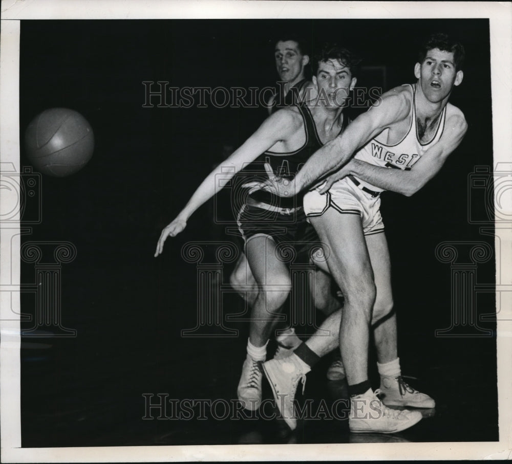 1948 Press Photo John Givens of Western Kentucky passes in NIT game vs LasSalle - Historic Images