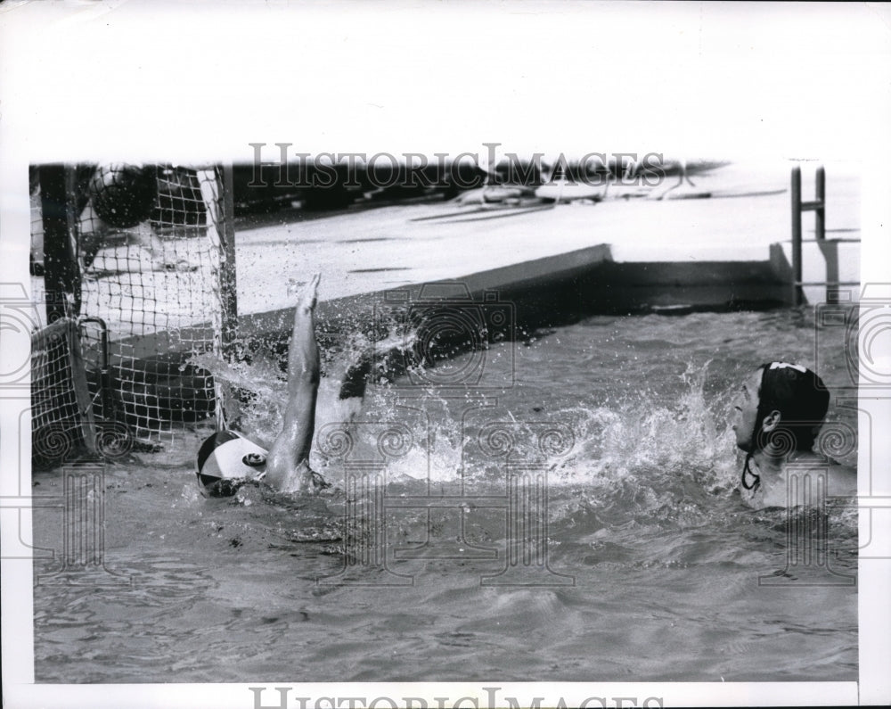 1959 Press Photo Luiz Daniel and Osvaldo Codaro Pan American Water Polo Game - Historic Images