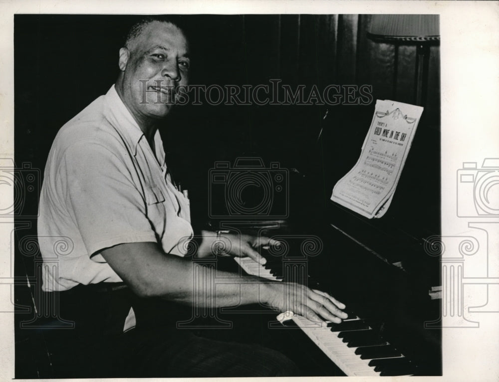 1945 Press Photo Bill Tate, Heavyweight Champion at Piano in Madison, Wis - Historic Images