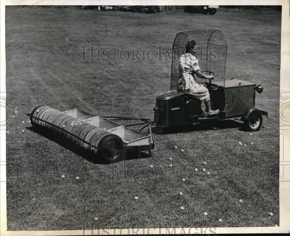 1945 Press Photo Newark NJ Mrs Jerry Claps in a cart with golf ball gatherer - Historic Images