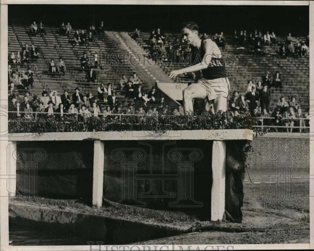 1938 Press Photo Thomas Deckard of Indiana winning the 3,000 meter steeplechase - Historic Images