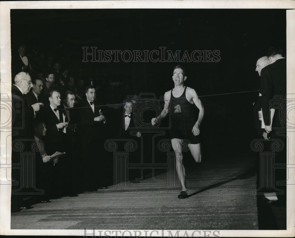 1944 Press Photo Gilbert Dobbs scores his fourth consecutive indoor mile triumph - Historic Images