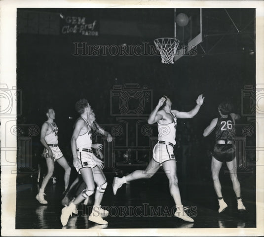 1941 Press Photo Fon Johnson of 20th Century Fox Scores Over Howie Engleman - Historic Images