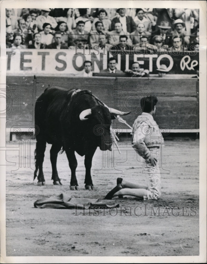 1951 Press Photo Mexico City Matado Litri aka Miguel Baez in bullfight - Historic Images