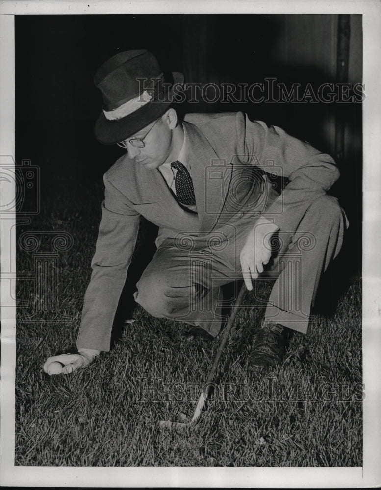 1941 Press Photo GE Labs EL Robinson &amp; painted golf balls for night - Historic Images