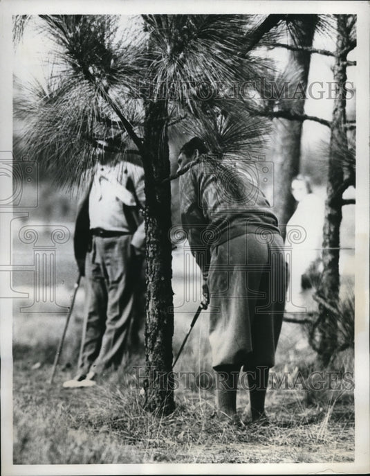 1938 Press Photo Frank Walsh in a tough spot from the 17th tee - Historic Images