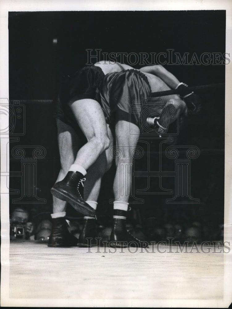 1946 Press Photo Willie Pep drapped over rope with Sal Bartelo - nes23683 - Historic Images