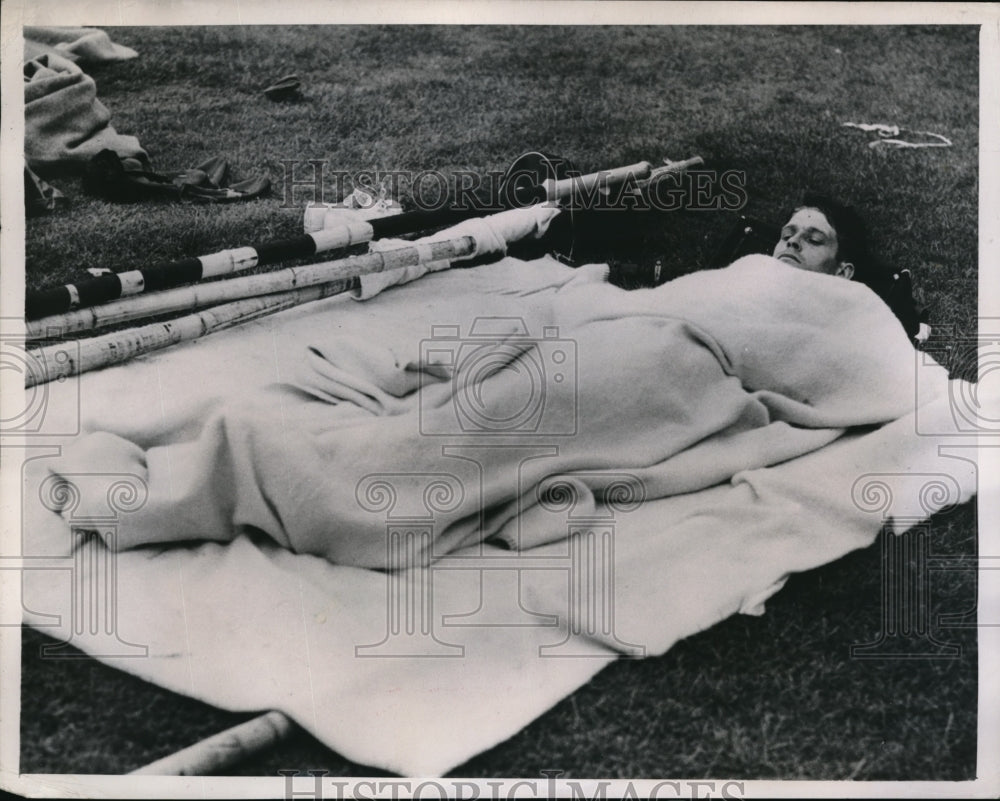 1948 Press Photo Boo Marcom before competing in the Olympic Pole Vault - Historic Images