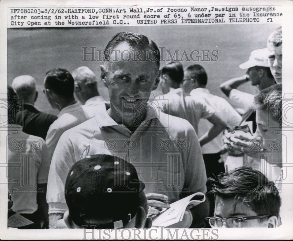 1962 Press Photo Art Wall Jr Signs Autographs at Insurance City Open - Historic Images