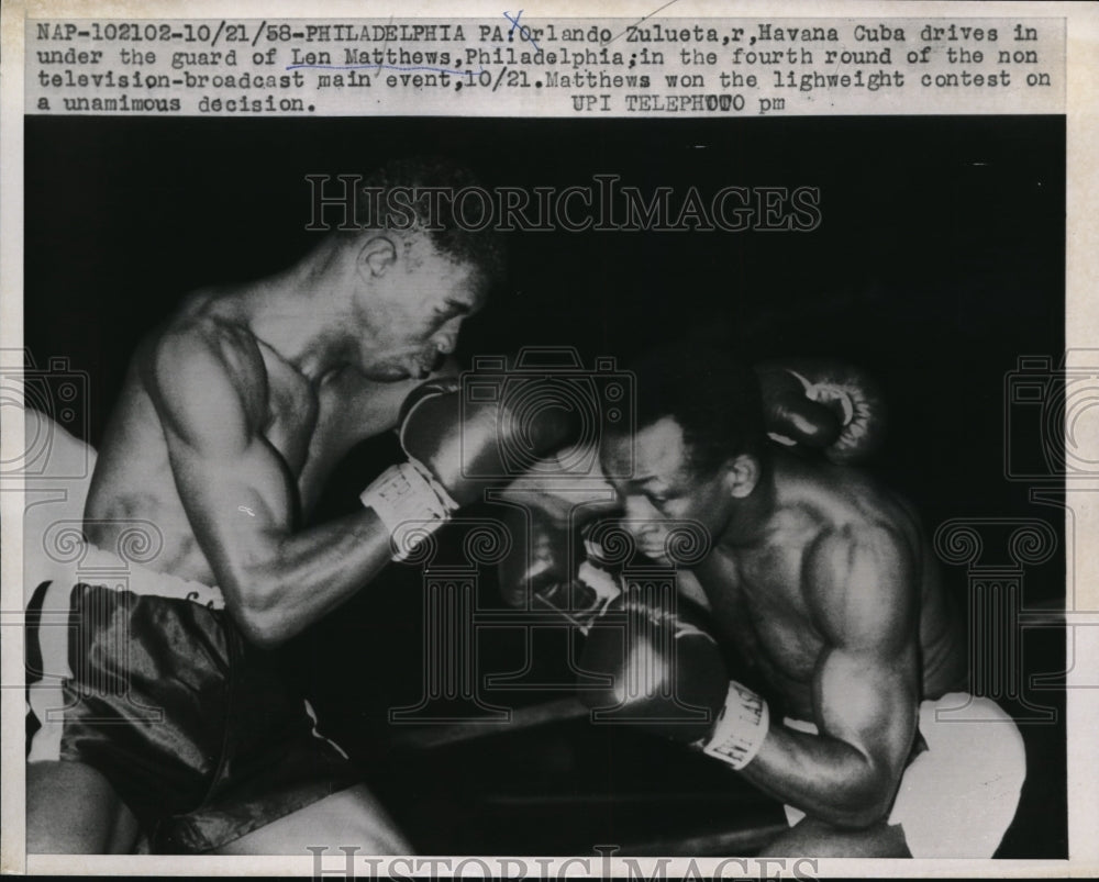 1958 Press Photo Orlando Zulueta under the guard of Len Matthews in 4th round - Historic Images