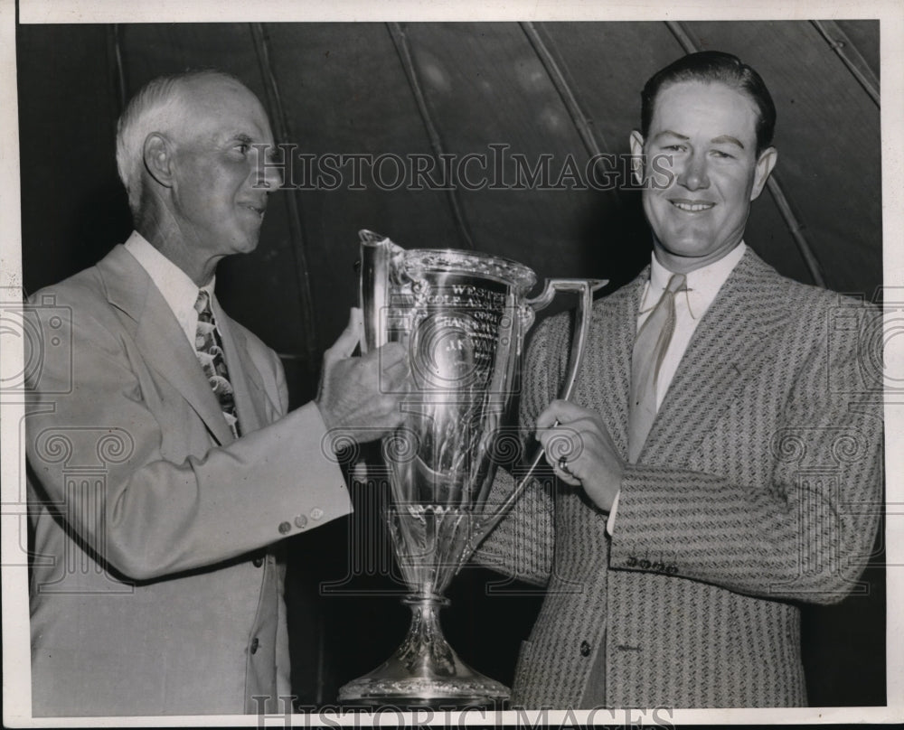 1942 Press Photo Byron nelson receiving the trophy from Leslie Cooke - nes23929 - Historic Images