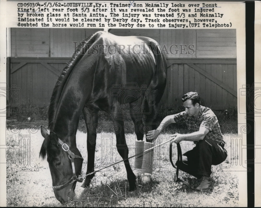 1962 Press Photo Trainer, Ron McAnally looks over Donut&#39;s feet - nes23991 - Historic Images