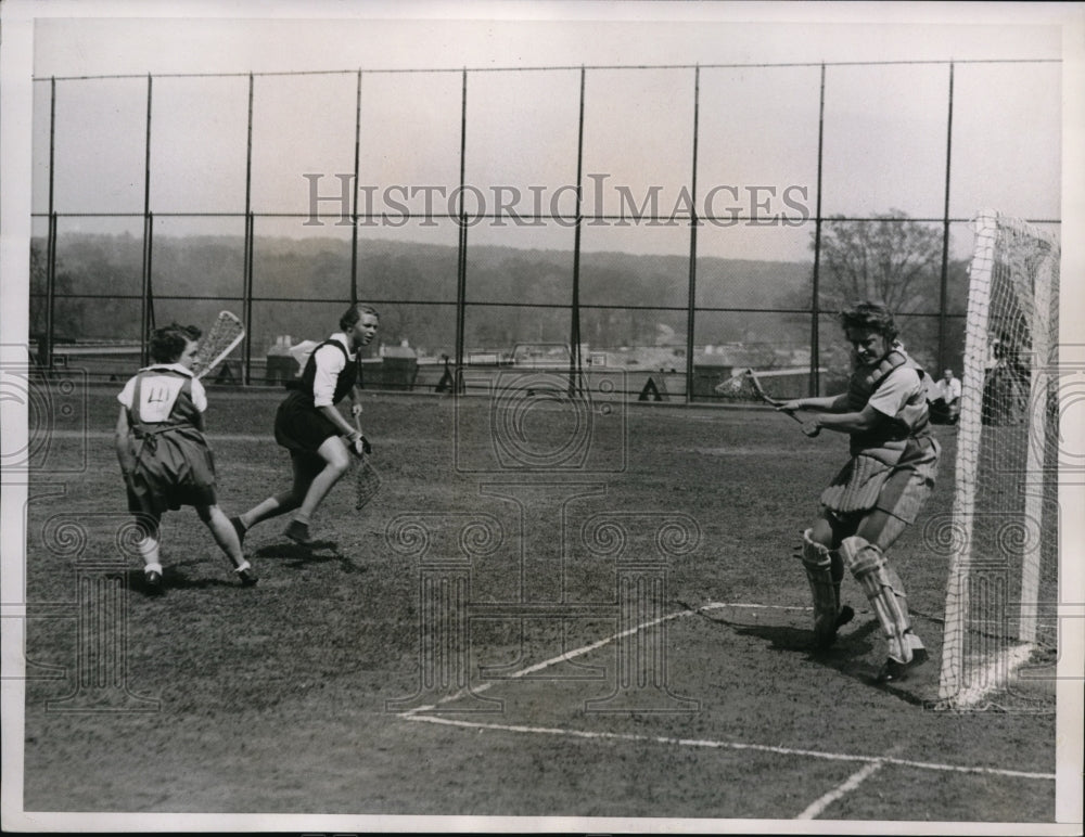 1936 Press Photo Elizabeth Kendrick makes a score for her Lacrosse Team - Historic Images