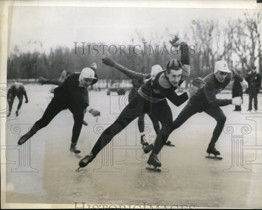 1942 Press Photo Johnny Schneider early leader at National Skating Races - Historic Images