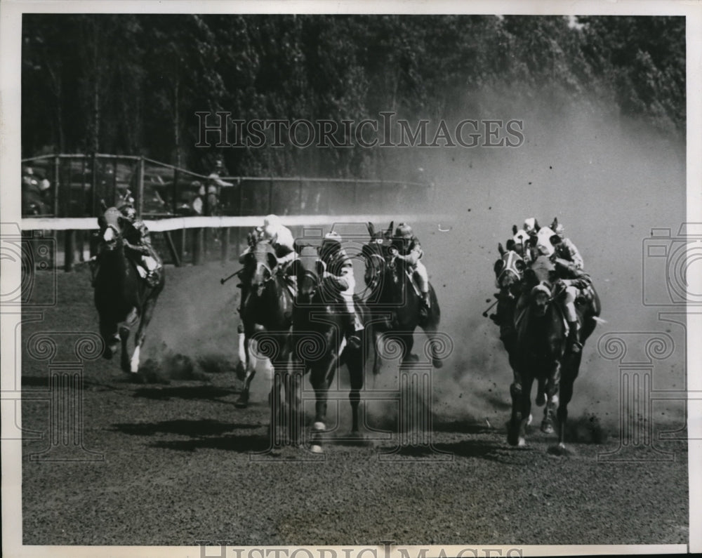 1939 Press Photo Mrs. J.H. Skirvin&#39;s Aglow comes tearing down the stretch to win - Historic Images