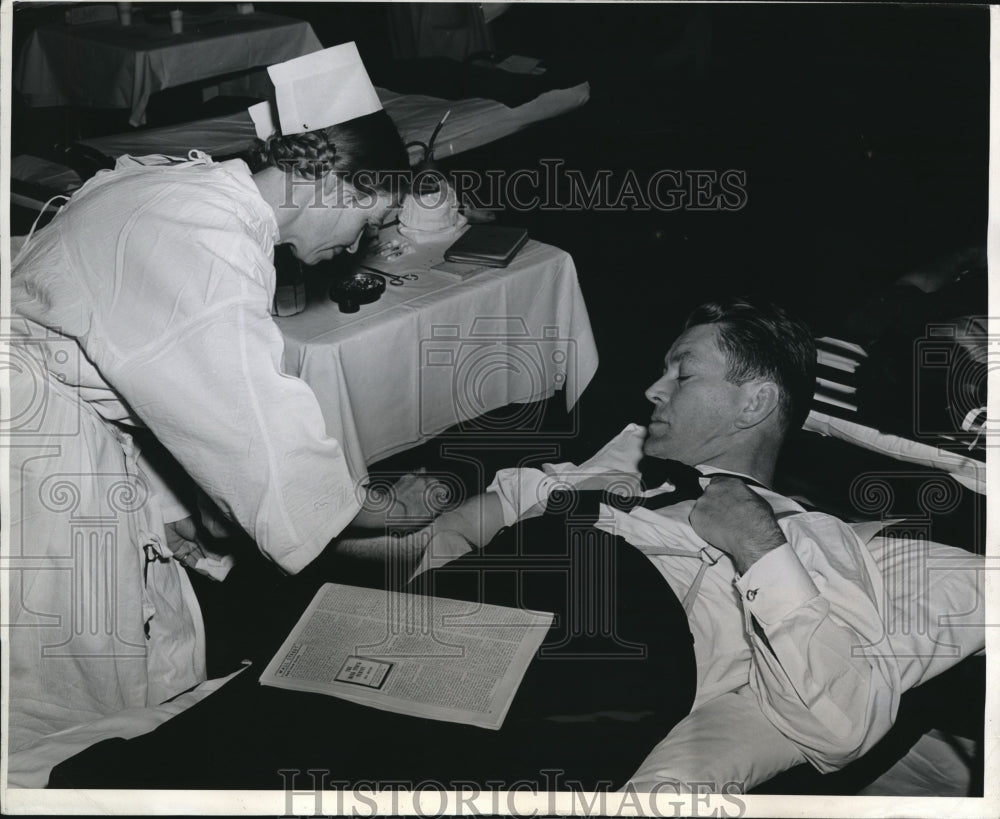 1943 Press Photo Arlington Va Gene Tunney &amp; Red Cross nlood donation - nes24648 - Historic Images