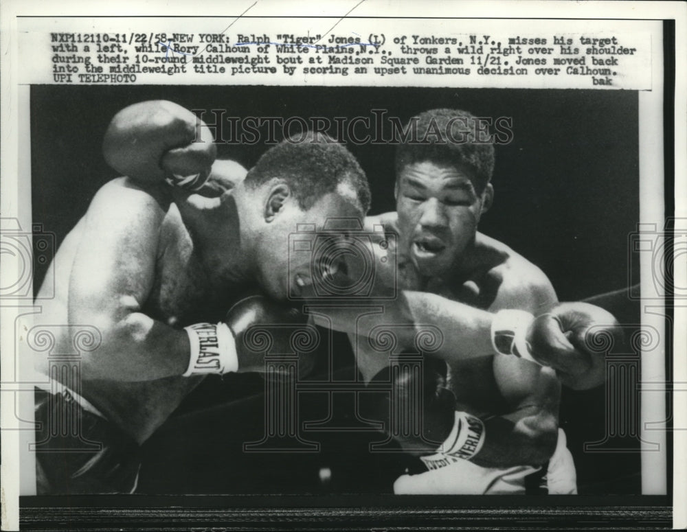 1958 Press Photo NYC Ralph Tiger Jones vs Rory Calhoun in 10 rounds - nes24650 - Historic Images