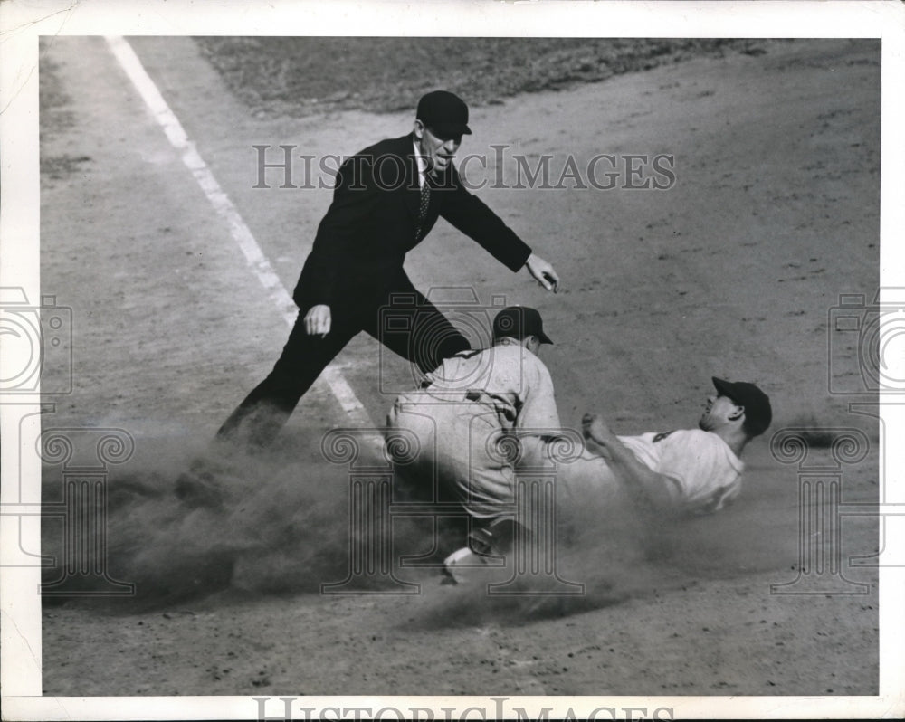 1943 Press Photo Brooklyn NY Dodger Hart puts Reyes of Giants out at 3rd - Historic Images