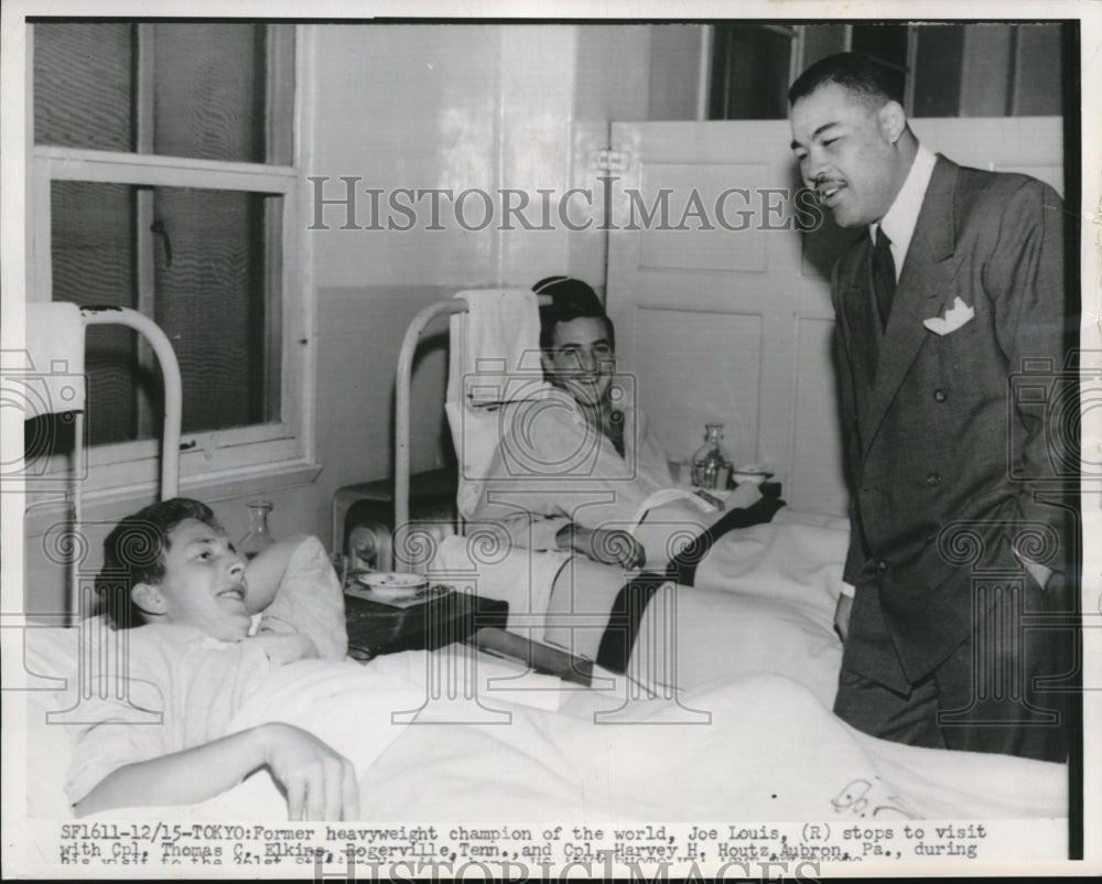 1951 Press Photo Toyko Japan Joe Louis visits Cpl Tom Elkinem Cpl H Houtz - Historic Images