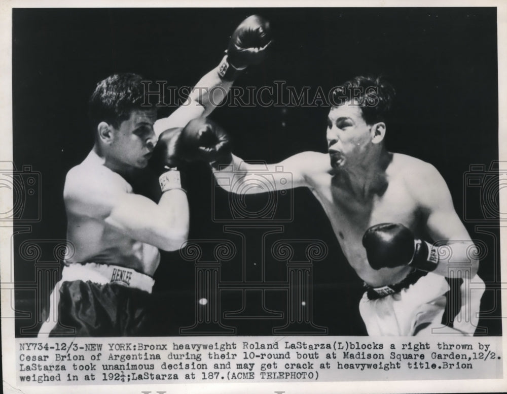 1950 Press Photo NYC Heavyweight $Roland LaStarza blocks Cesar Brion left - Historic Images