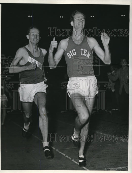 1941 Press Photo La Calif Campbell of Ind U & Dick Peter in mile run - nes25384 - Historic Images