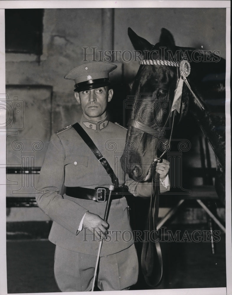 1935 Press Photo Capt Eduardo Vanez of Chilean Army &amp; horse Salitre - nes25491 - Historic Images