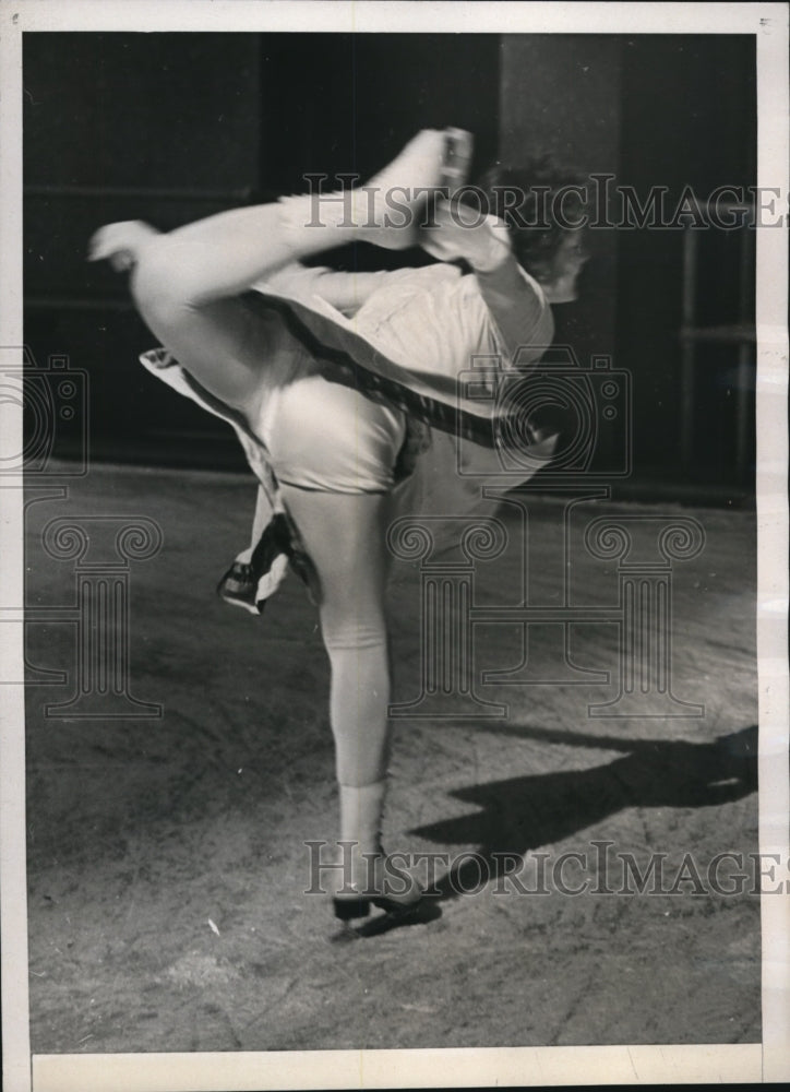 1938 Press Photo Audrey Peppe axel spin in practice at Rockerfeller Plaza NYC- Historic Images