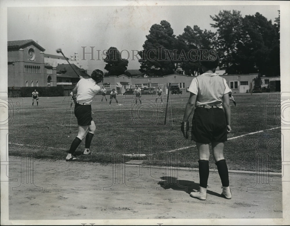 1934 Press Photo USC women at a game combining golf &amp; baseball - nes25654 - Historic Images