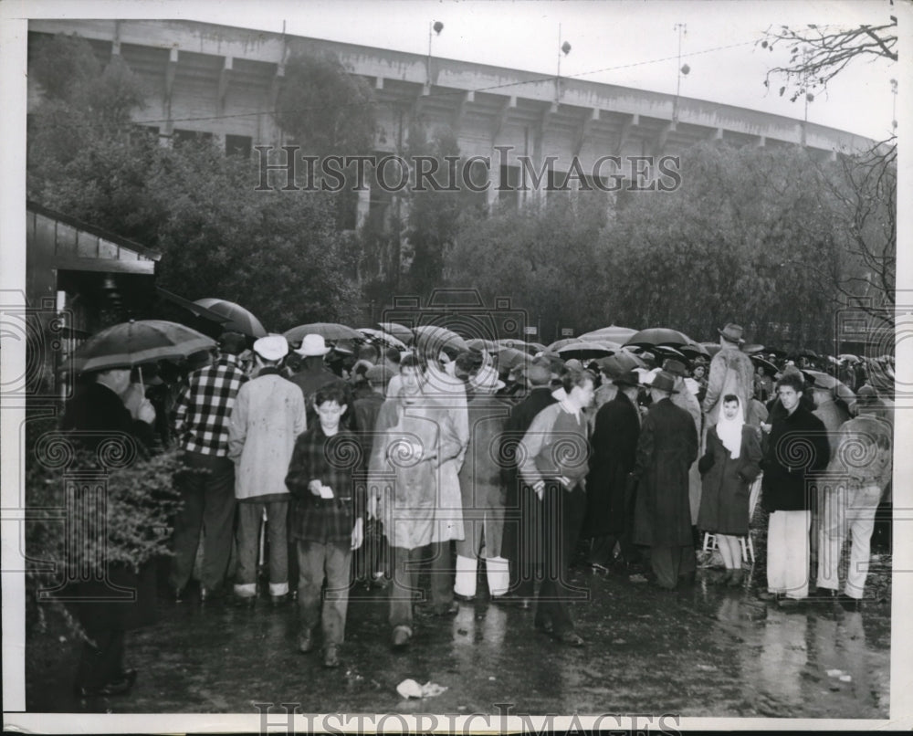 1945 Press Photo LA Calif football fans to get Rose Bowl tickets at Coliseum - Historic Images